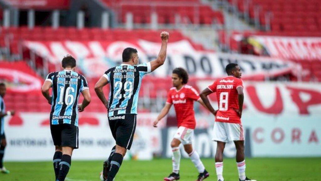 Grêmio vence o Gre-Nal de virada e larga em vantagem na final do Gauchão