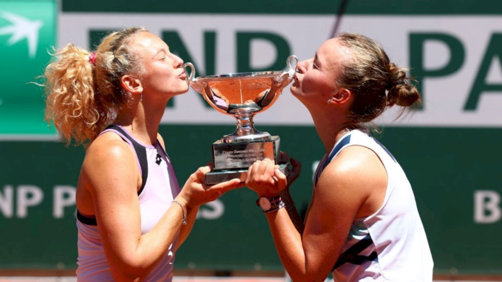 Após vencer em simples, Krejcikova é campeã nas duplas em Roland Garros