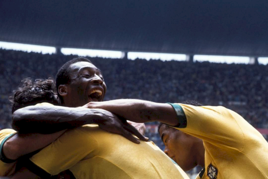 créditos/FIFA - Pelé é abraçado por companheiros após gol de Carlos Alberto na final da Copa do Mundo de 1970