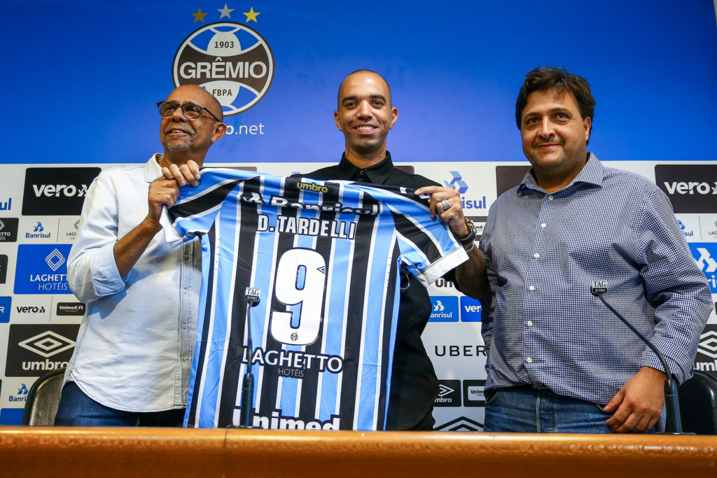 Diego Tardelli é apresentado pelo Grêmio