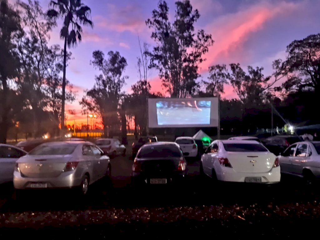 Cine Drive-in proporciona entretenimento diferente