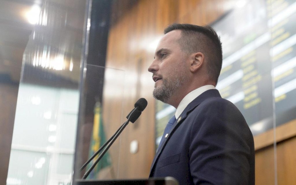 Reprodução/ALRS - Fábio Ostermann questiona aprovação de bônus sem debate com a Assembleia Legislativa.