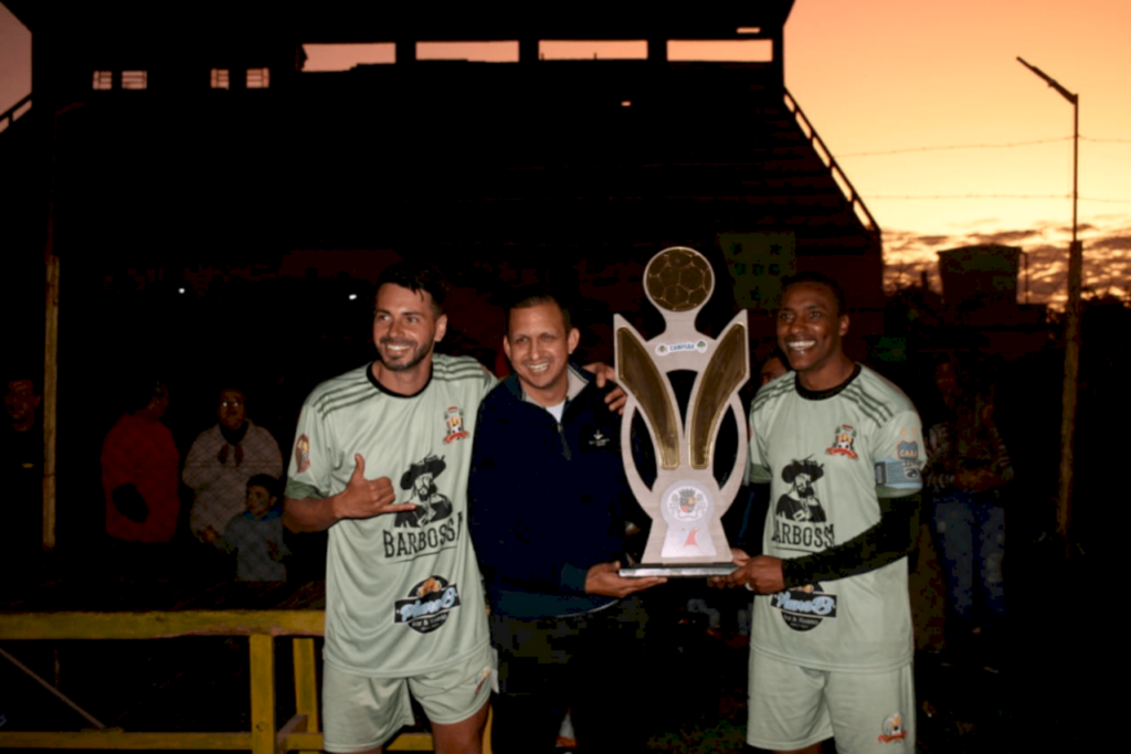 Jairo Souza/JC - Troféu foi entregue pelo secretário de Esporte, Anderson Cuco.