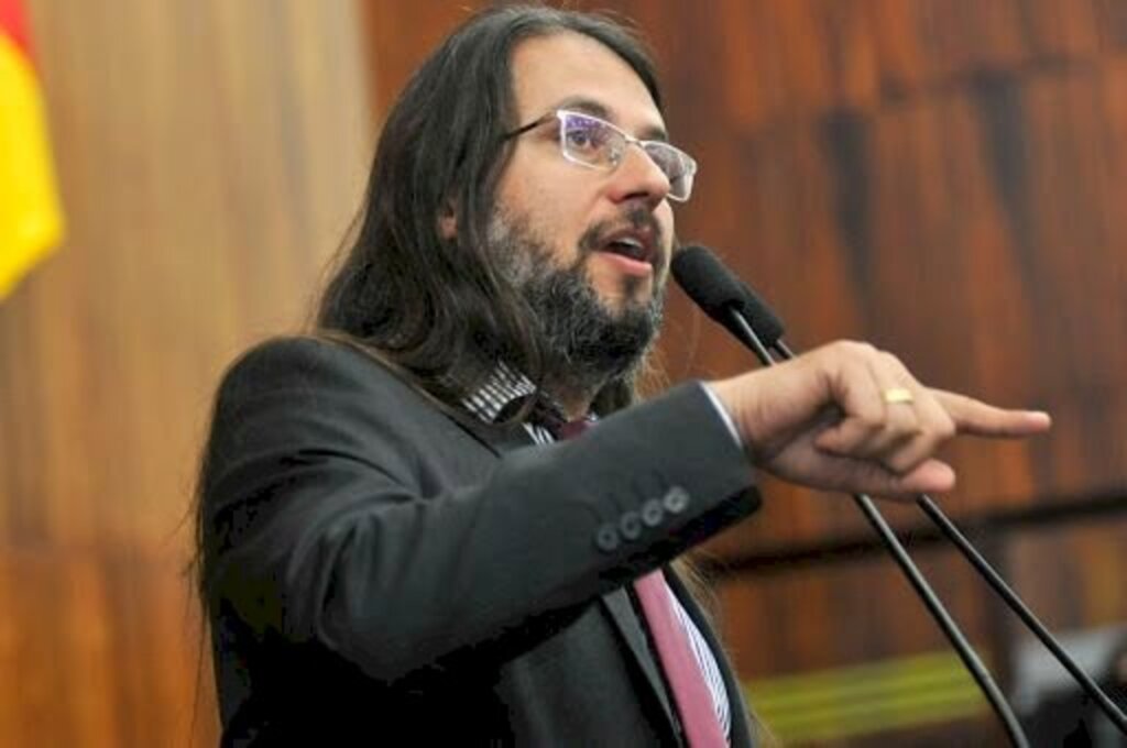 Deputado procurador judicializa a política para garantir aumento salarial