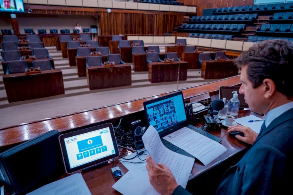 Deputados realizam primeira sessão virtual da AL