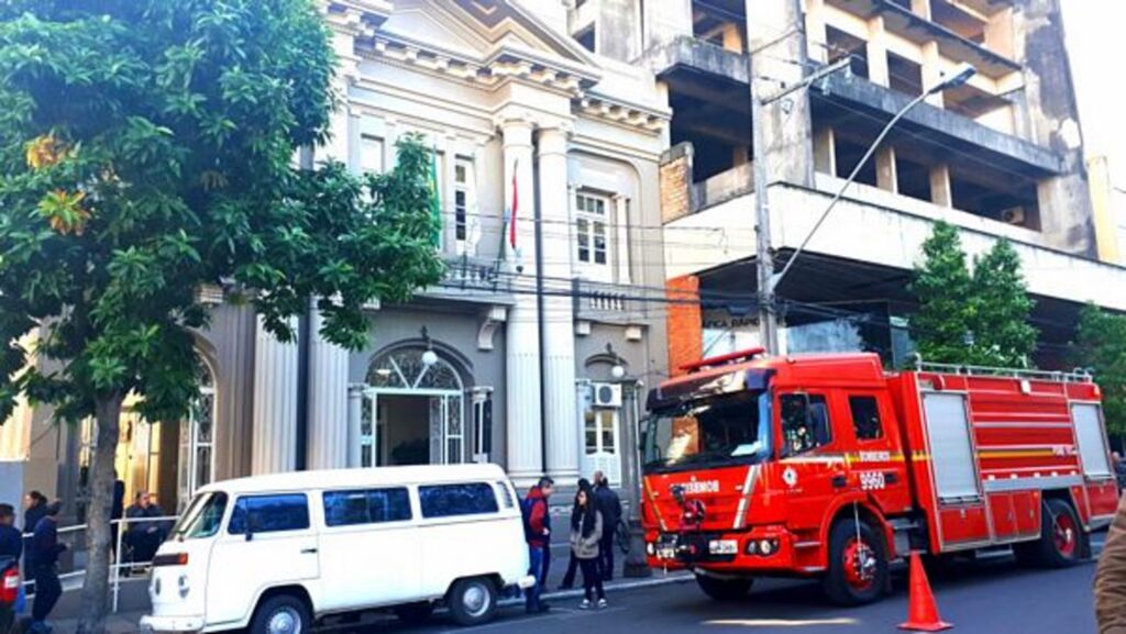 Simulação treina servidores da Câmara para incêndio