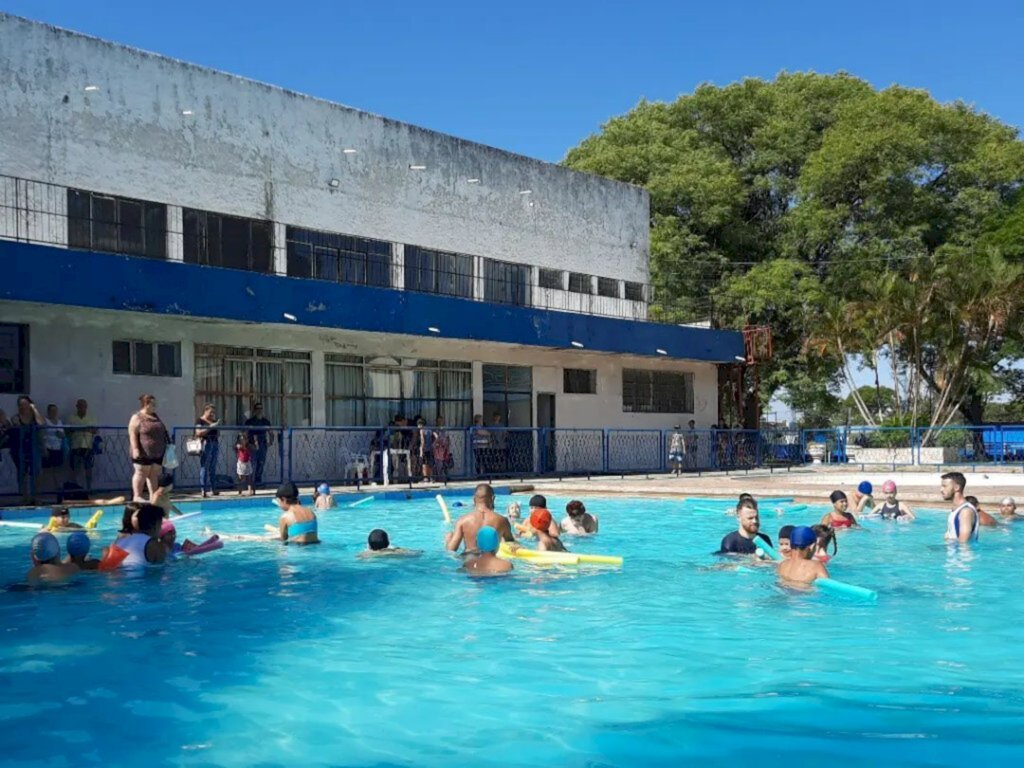 Prefeitura abre a temporada de hidroginástica e natação infantil