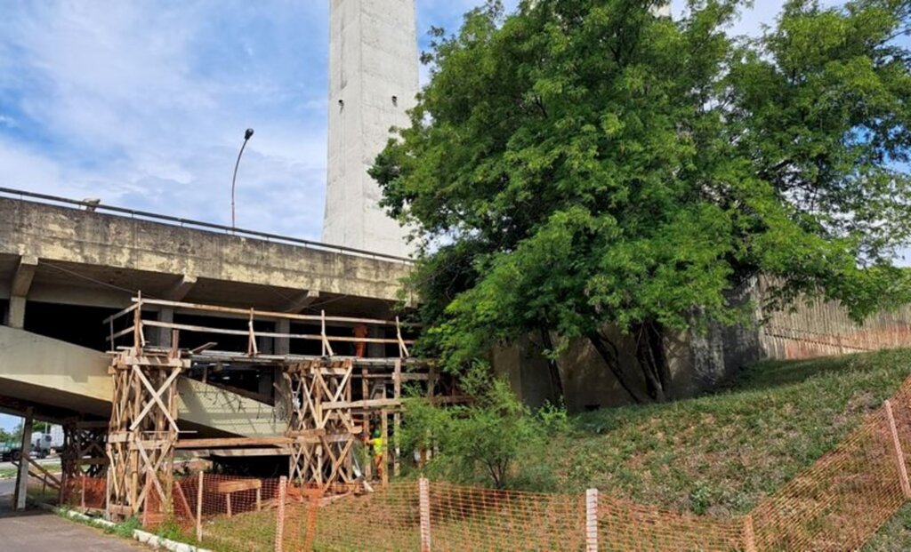 Obras na ponte internacional deixam o trânsito em meia pista