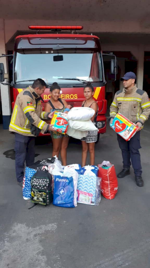 Foto Divulgação - Corpo de bombeiros entregando dações feitas pela comunidade.