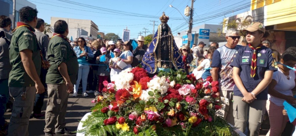 Procissão de Nossa Senhora Aparecida atrai milhares de fiéis