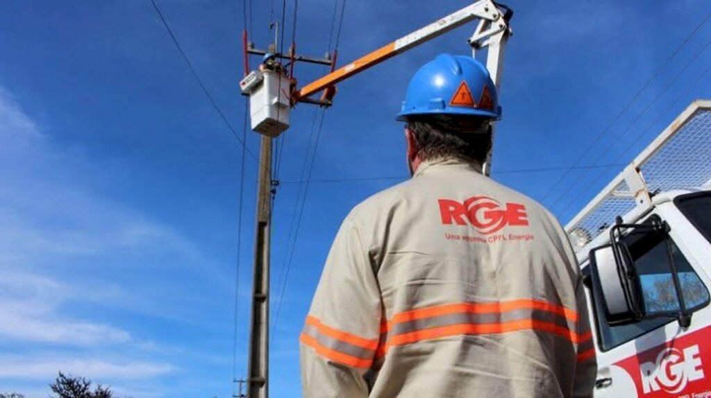 RGE realiza manutenção na rede e faz podas em árvores