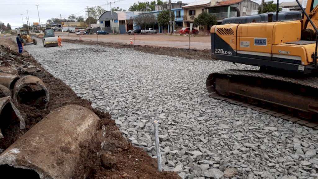 Operários trabalham para concluir primeira fase da construção