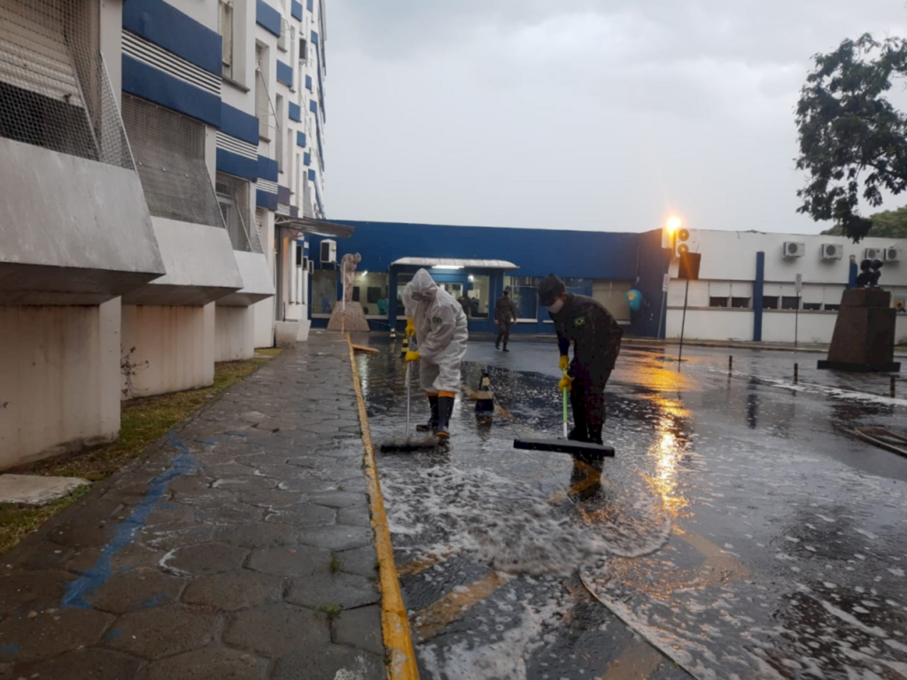 Exército realiza sanitização na área externa da Santa Casa