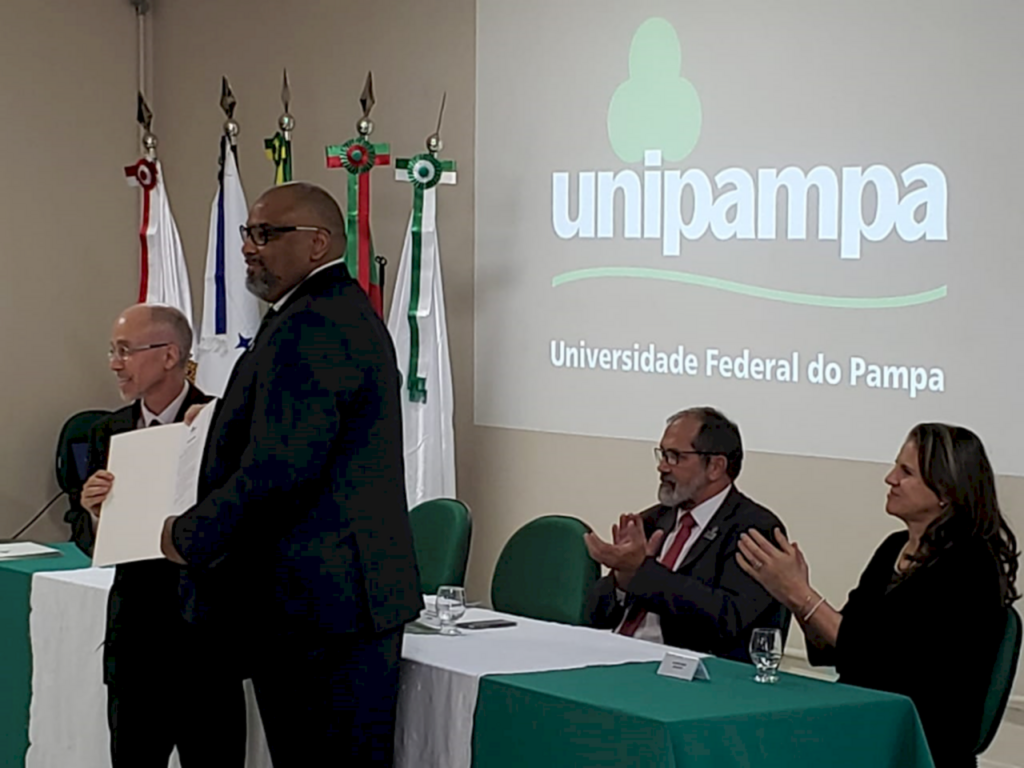 Unipampa realiza transmissão de cargo de reitor