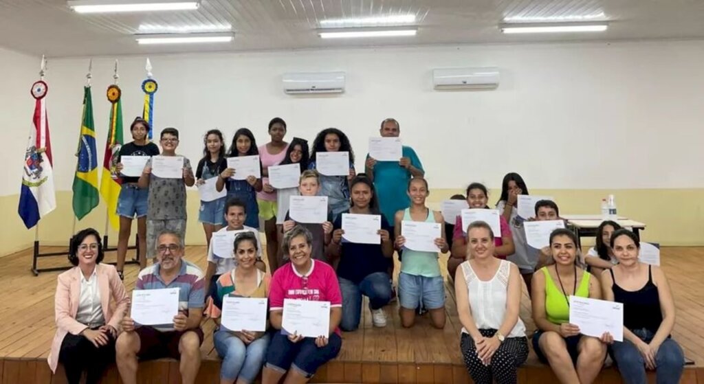 Alunos da escola José Francisco recebem certificados de projeto piloto de turismo