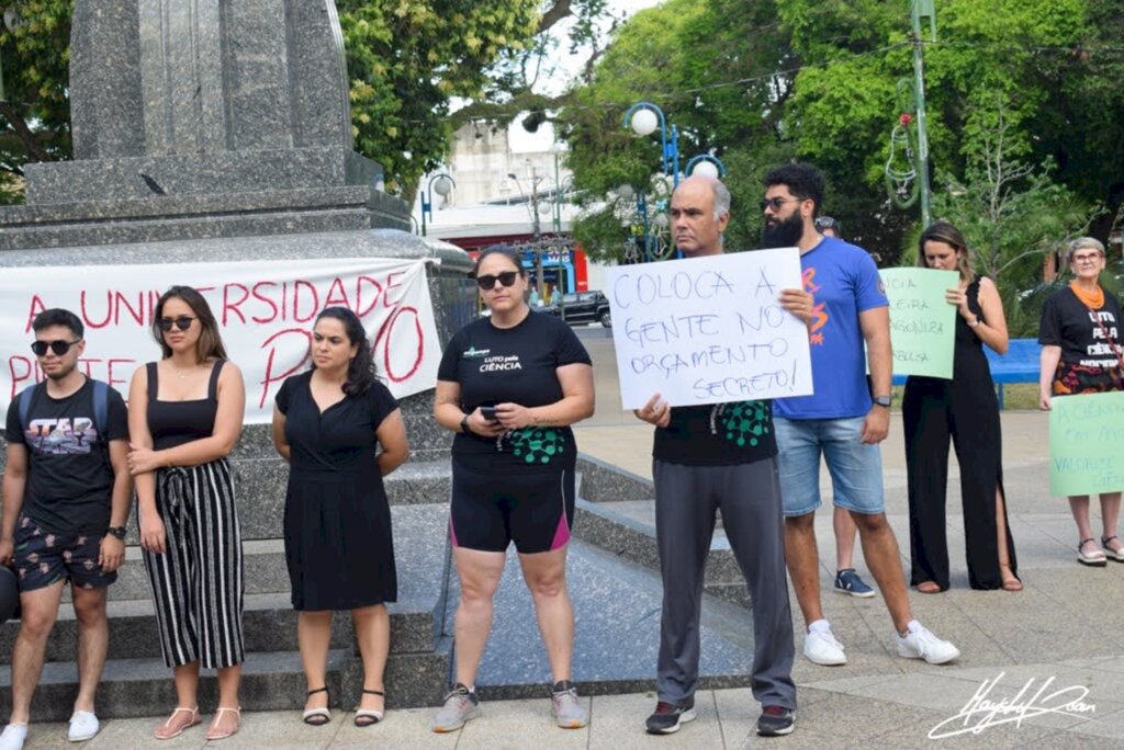 Michael Jean - Estudantes de pós-graduação na mobilização na Praça Barão do Rio Branco.