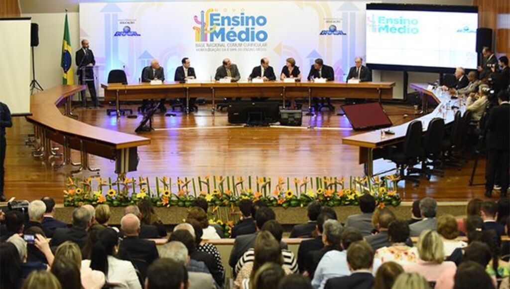 Etapa do ensino médio é homologada e BNCC está completa