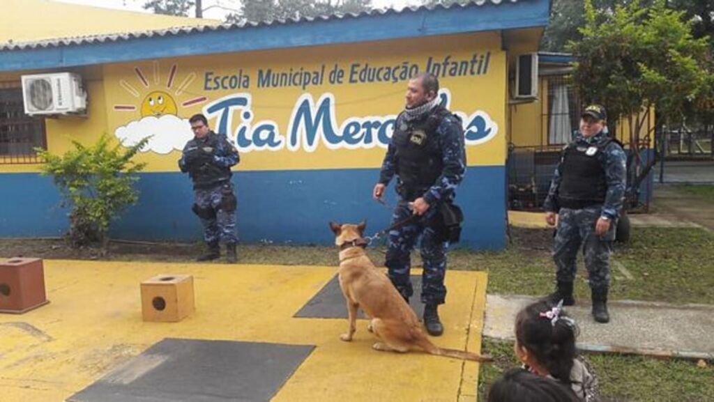 Equipe do Canil da Romu realiza atividade educativa na Emei Tia Mercedes