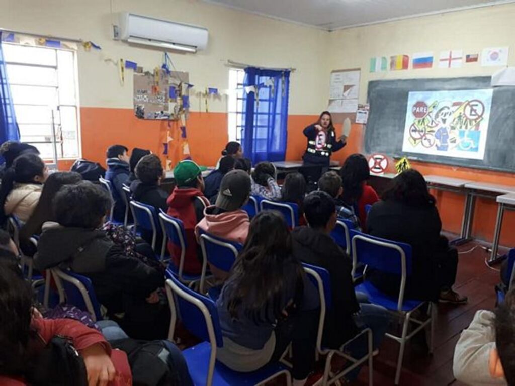 Alunos da Escola Getúlio Vargas recebem palestras educativas sobre trânsito