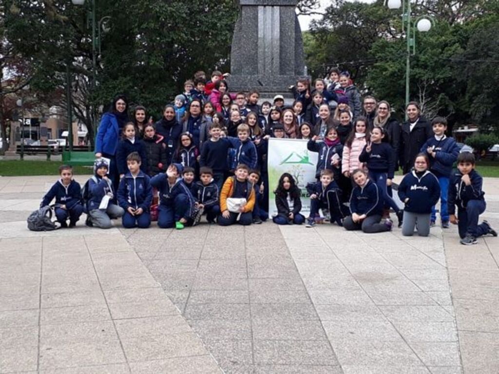 Sema desenvolve ações de educação ambiental na praça Barão