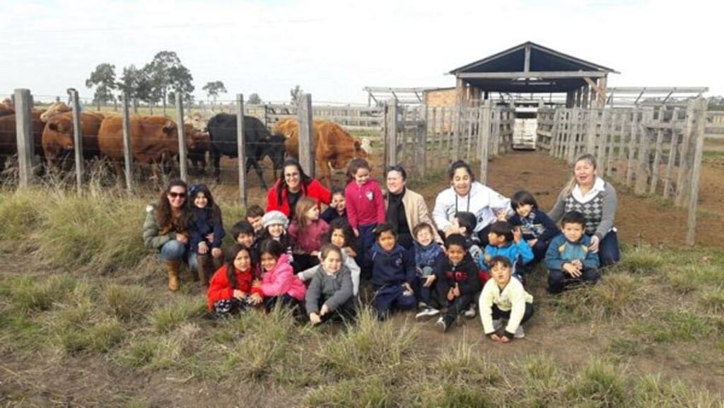 Alunos de educandário municipal visitam Colégio Agrícola