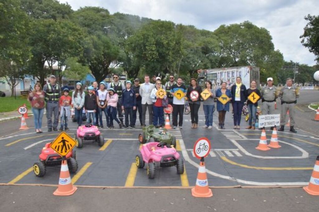 Estudantes recebem instruções educativas de trânsito