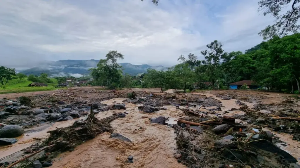 Buscas por bebê e homem desaparecidos após temporal em SC são retomadas pelos bombeiros