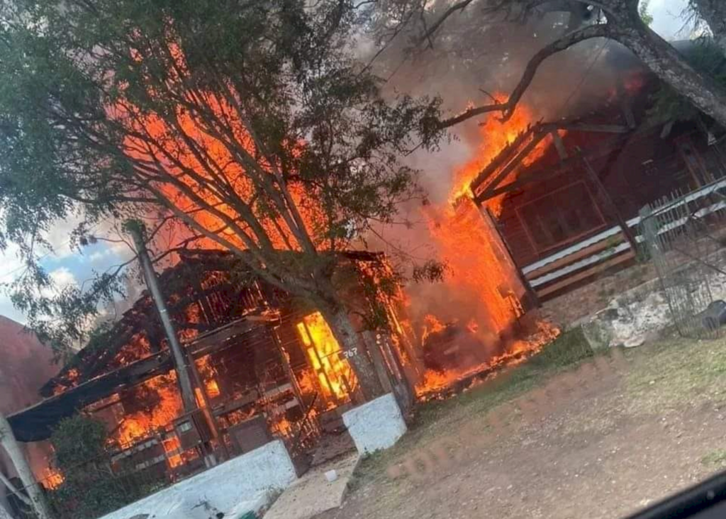 Três casas são destruídas por incêndios