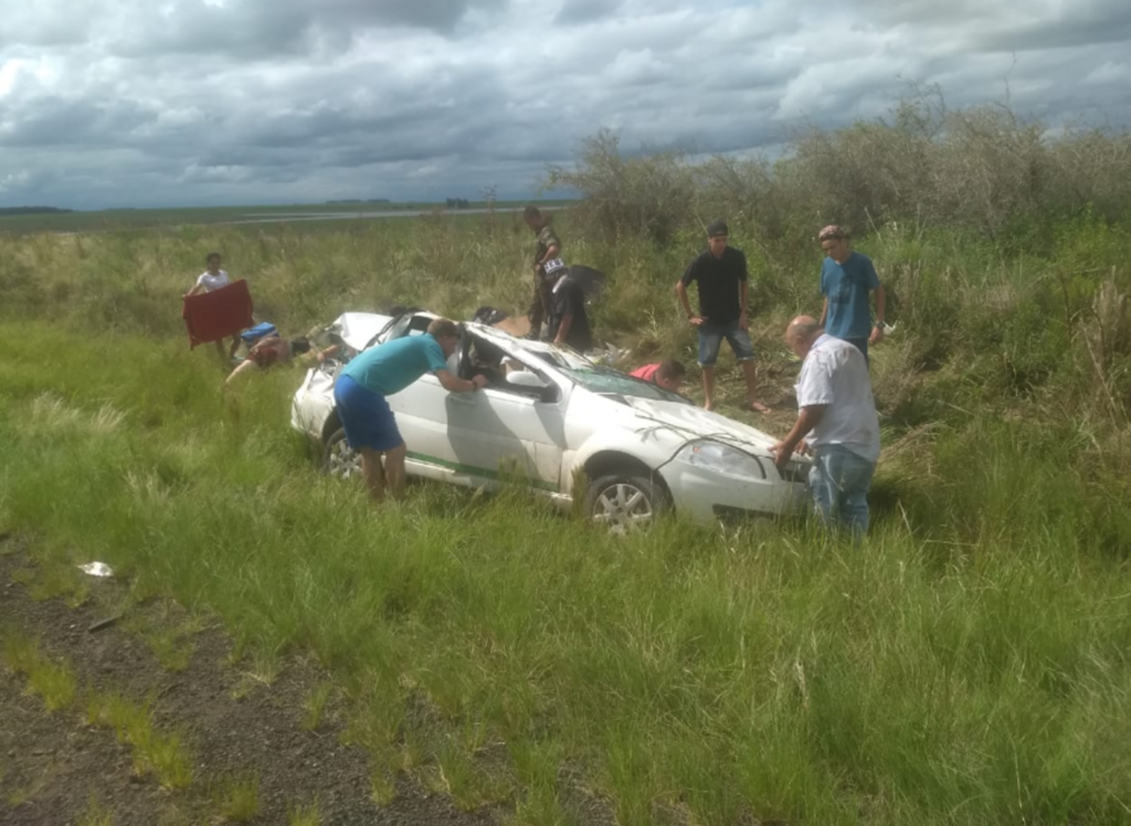 Turistas argentinos capotam veículo na BR-290