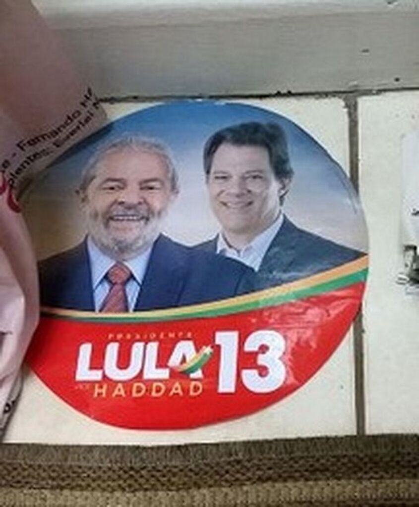 Brigada flagra petistas fazendo campanha para Lula na Barra