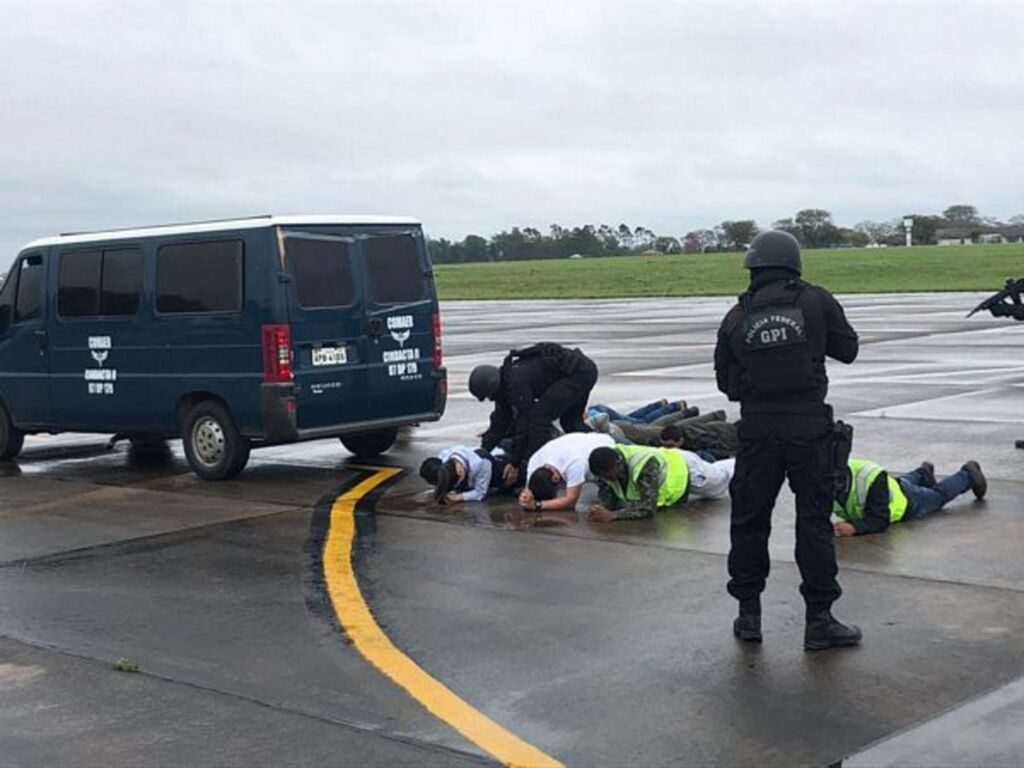 Polícia Federal faz treinamento antibomba e sequestro de aeronaves