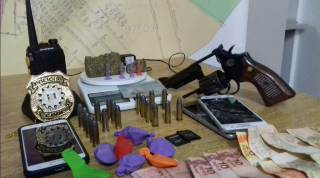 Defrec prende foragido com drogas, arma, dinheiro e documento falso