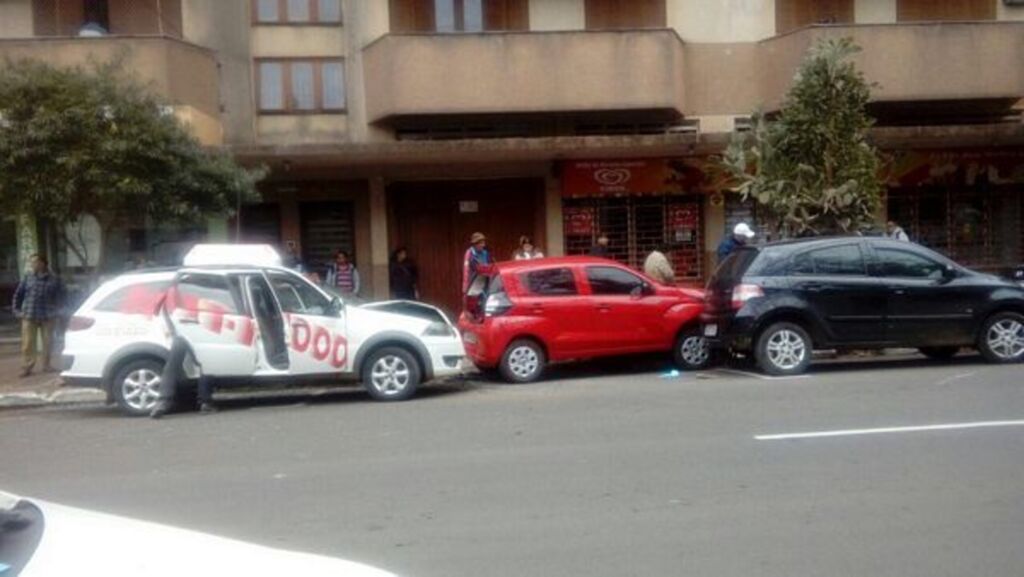 Taxista preso depois de bater em três veículo e ferir fiscal de estacionamento