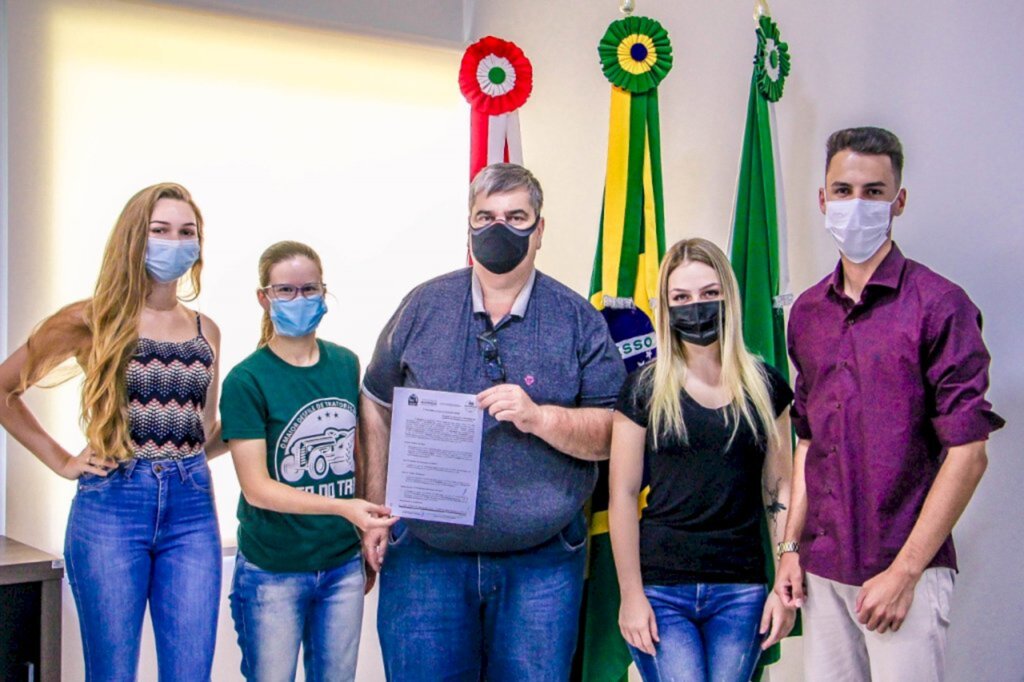 Prefeitura de Irineópolis auxilia universitários com o transporte