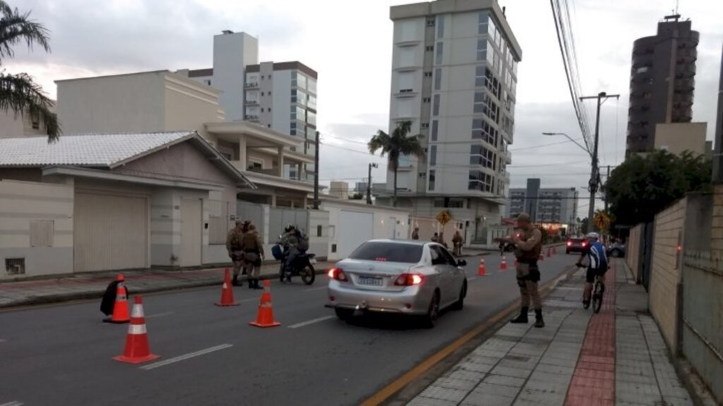 Homem é detido por divulgar local de barreira policial