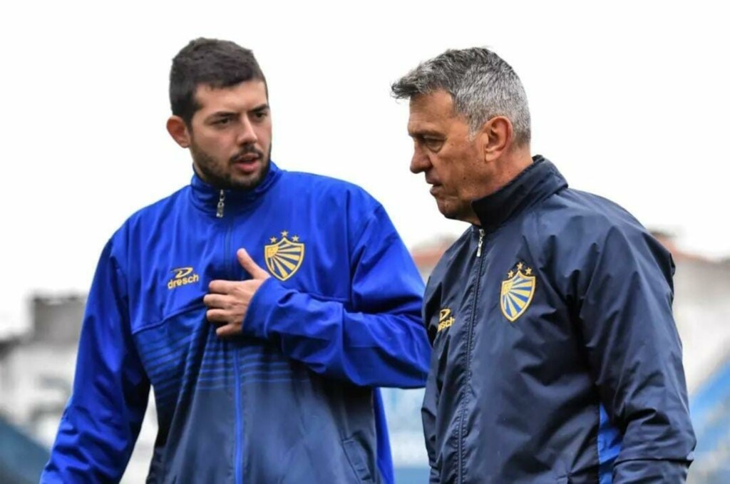 Foto: Lucas Canez - ECP - Técnico Leocir Dall’Astra, ao lado de Vinícius Nascente na foto, cita dificuldade do clube