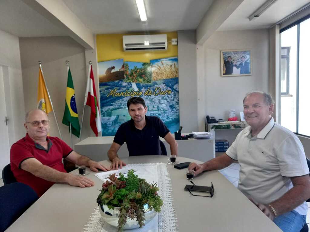  - Foto legenda: Léo, prefeito em exercício Modena e o ex-prefeito Durigon, numa visita amiga e de sugestões em prol do município e de sua gente.