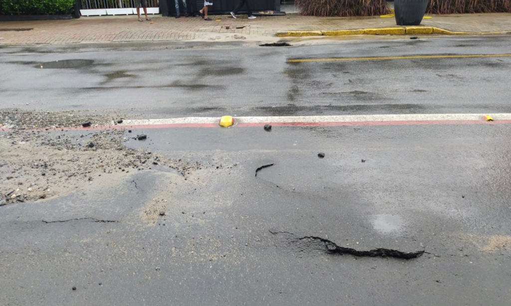 Trecho da rua Visconde de Taunay é interditado após aparecimento de rachaduras