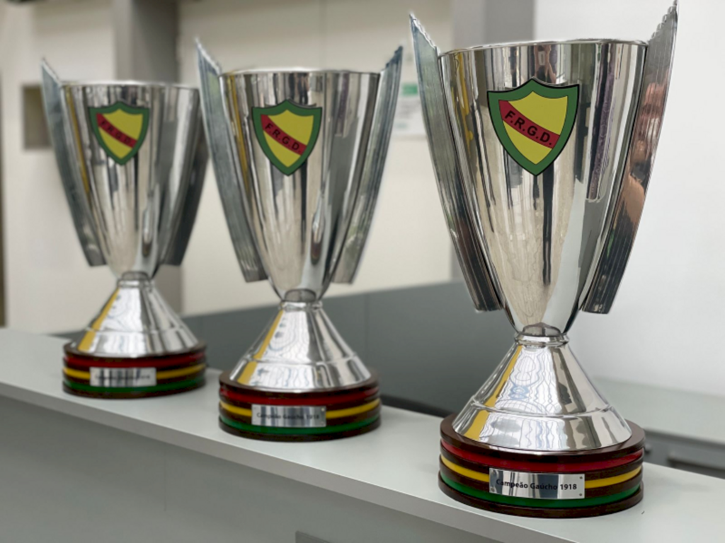 Divulgação/FGF - Troféu em homenagem aos clubes