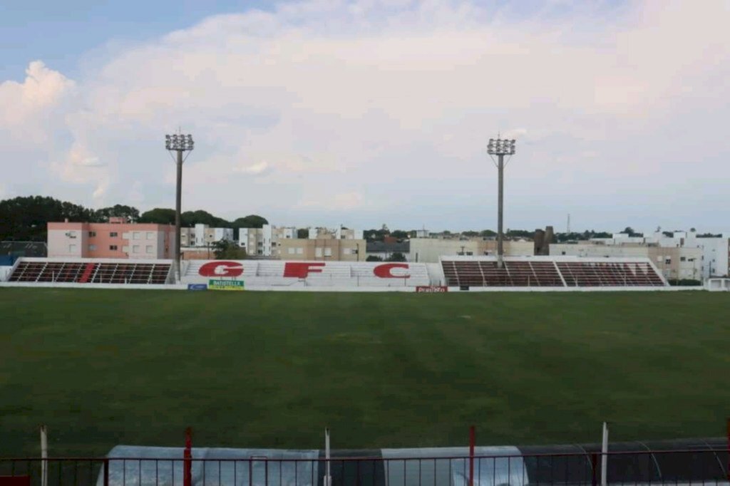 Gramado do Estrela D´alva passa por tratamento