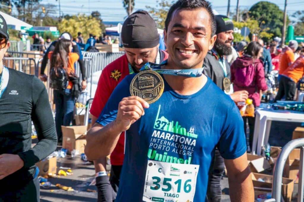 Divulgação - Tiago Herculano Deamici completou a prova da meia maratona de Porto Alegre. O bageense foi  empacotador do Peruzzo, estudava nos horários livres e hoje é sargento do Exército. Sempre sonhou em correr