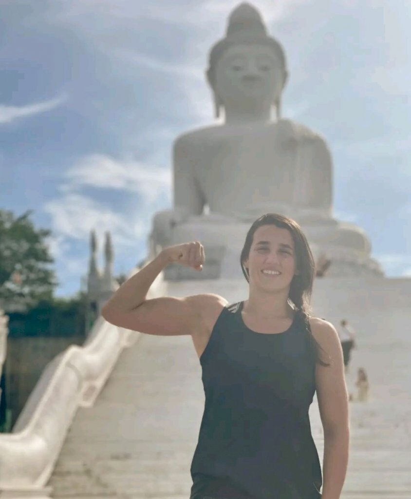 Divulgação - Marina Rodriguez, representante bageense no UFC, visitando o Big Buddah, em Phuket, na Tailândia