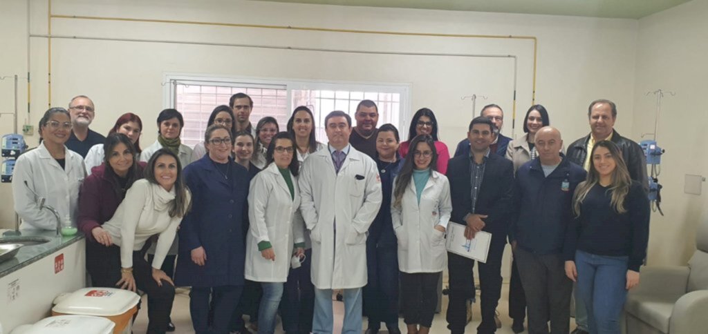 Divulgação - Equipe da quimioterapia da Santa Casa de Caridade comemorando o primeiro ano sob nova administração.