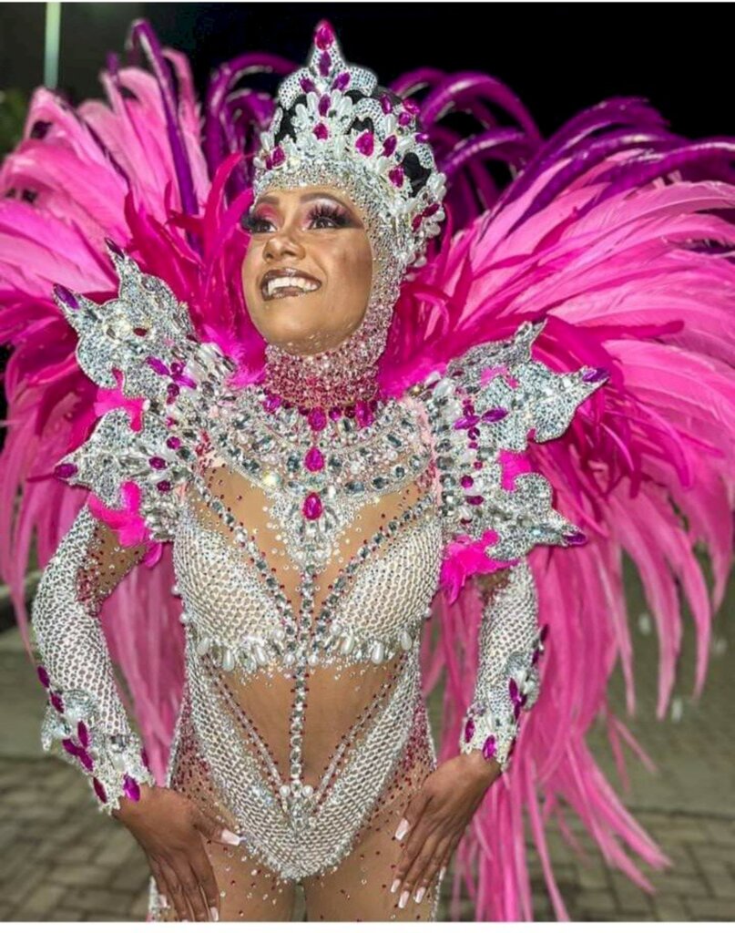 Divulgação - Bageense Íris Neto desfilando pela escola de samba Praiana no carnaval de Porto Alegre