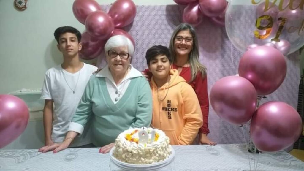 Divulgação - Vilma Gantes Urrutia comemorou 91 anos ao lado da neta Helen é dos bisnetos Martim é Henrique