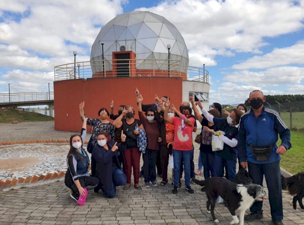 Divulgação - Grupo de idosos e hipertensos do Centro Social Urbano visitou o planetário da Unipampa