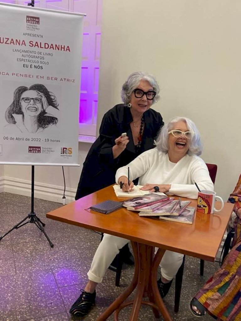 Divulgação - Jornalista Tânia Carvalho com a escritora e atriz  Suzana Saldanha que lançou o livro 