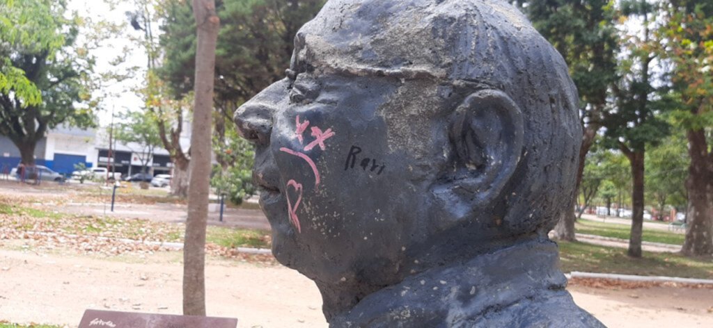 Márcia Sousa - Escultura que retrata o escritor Luís Fernando Veríssimo foi alvo de vandalismo no rosto