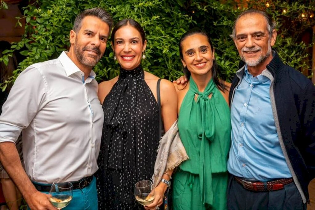 Divulgação - O renomado cirurgião plástico Ruben Lang, sua esposa, Roberta Sirotsky junto a Cristina e Amilton Gaffrée da Silveira no cumple de Cristina em Punta