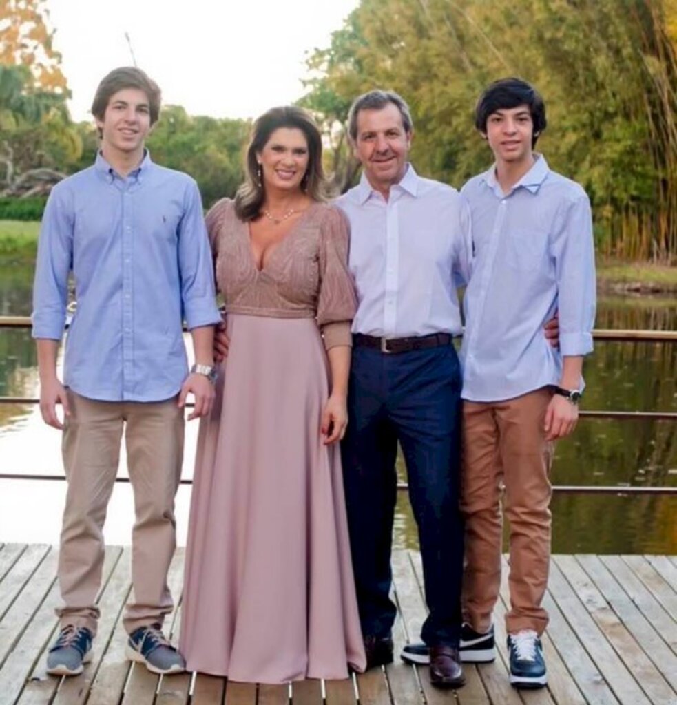 Divulgação - Tendo como cenário o lago da Pousada do Sobrado, o registro em família: Luciana e Rodrigo Duarte junto aos filhos Jerônimo e Miguel